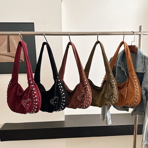 Sacs Hobo en daim vintage avec rivets argentés en cinq couleurs d'automne sur portant