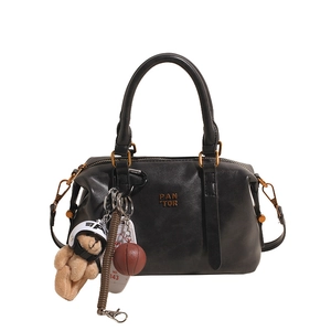 Schwarze Bowling-Handtasche aus Leder mit Vintage-Griffen und Bären-Anhänger-Zubehör