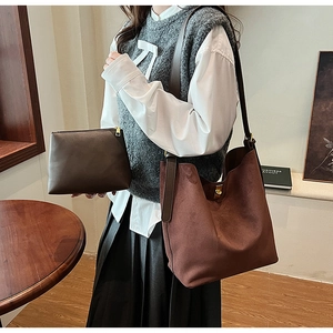 Détail du sac seau en daim avec boucle métallique et pochette intérieure premium