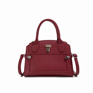 Sac à main rouge foncé en cuir grainé avec fermoir argenté sur un fond blanc épuré