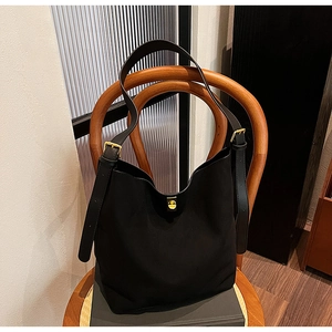 Grand sac cabas noir en suède avec fermoir doré pour le trajet quotidien des femmes