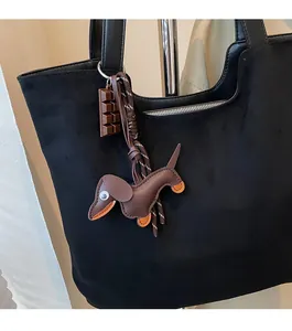 Détail d'un bijou de sac teckel avec pendentif chocolat sur un sac fourre-tout