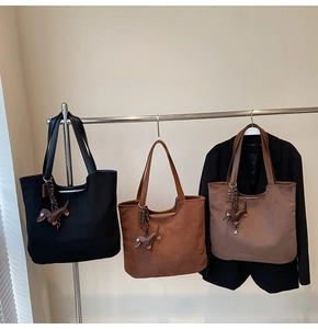Sacs cabas en daim noir et marron avec des charms originaux en forme de teckel