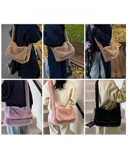 Pluche crossbodytas van kunstbont in camel, paars, roze en zwart getoond op modellen