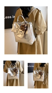 Details des silbernen Metallic-Rucksacks mit Metallschloss und Leoparden-Plüsch-Anhänger