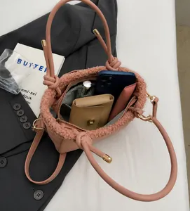 Vue de dessus du sac seau en daim rose avec bordure en polaire et espace intérieur