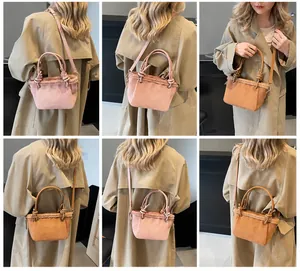 Détails du petit sac bandoulière en daim avec bordure peluche en rose et marron