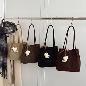 Borse tote retrò in pelle scamosciata opaca in quattro colori con ciondoli a cuore