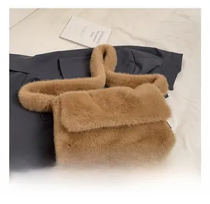 Detailopname van zachte kaki pluche schoudertas met pluizig kunstbont en een brede riem