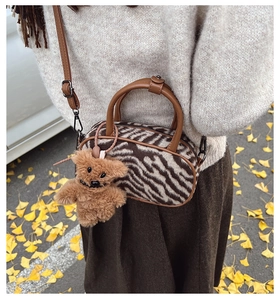 Sac bowling à motif zébré avec bordure en cuir marron et breloque ours mignonne
