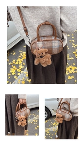 Détails du sac bowling à carreaux montrant la texture tweed et le petit ours