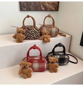 Détail de mini sacs bowling à carreaux variés avec de charmants pendentifs ours en peluche