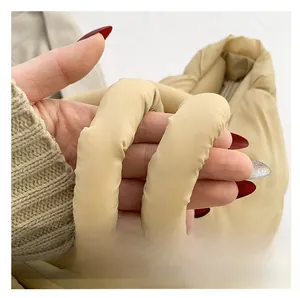 Gros plan détaillé de la poignée rembourrée d'un sac à main matelassé pour femme