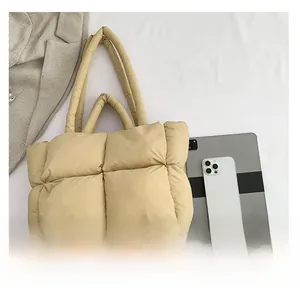 Vue détaillée du sac cabas matelassé jaune avec une texture douce et un grand format