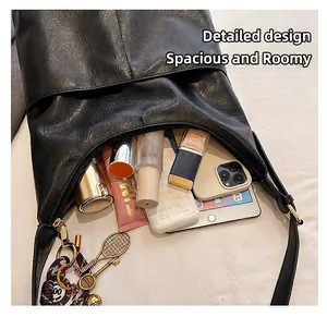 Détail de l'intérieur du grand sac cabas en similicuir noir montrant sa grande capacité