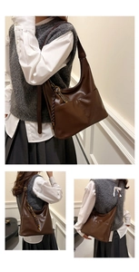 Détail du sac hobo en similicuir marron foncé avec breloque feuille dorée et bandoulière