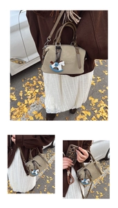 Dettaglio borsa Boston beige con testo a rilievo e ciondolo a cavallo a dondolo blu