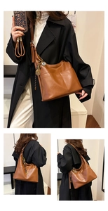 Détail de sac cabas marron en cuir grainé avec pendentif raquette de tennis en métal