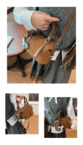 Dettaglio di borsa Boston marrone con tracolla regolabile e ciondolo a cavallo