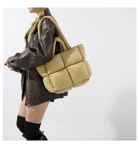 Détail du grand sac cabas matelassé beige avec une texture rembourrée douce et élégante