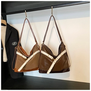 Retro large-capacity tote bags in brown leather with white faux fur trim and crossbody straps