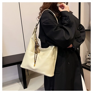 Sac hobo chic blanc crème avec pompon tressé et finition en cuir PU texturé de haute qualité