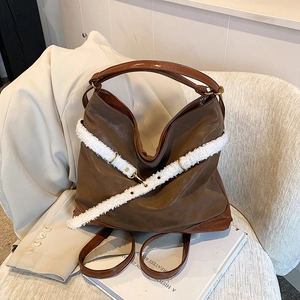 Women PU Leather Tote Bag With Faux Fur Trim Retro Shoulder Bag Large Capacity Fashionable Daily Handbag