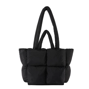 Sac fourre-tout matelassé noir minimaliste en nylon brillant avec doubles poignées