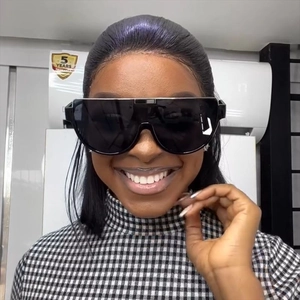 Lunettes de soleil oversize à écran unique au design minimaliste noir élégant