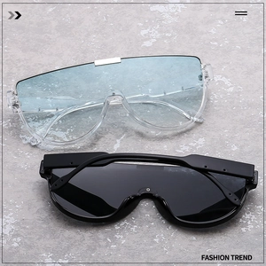 Détails de lunettes de soleil masque oversize en bleu et noir au design futuriste