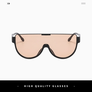 Vue détaillée des lunettes de soleil shield avec monture noire et verres orange clair