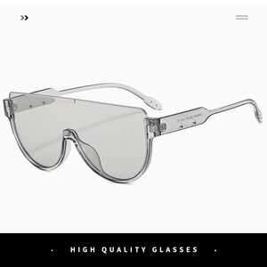 Détail de lunettes de soleil masque gris transparent avec spécifications sur la branche