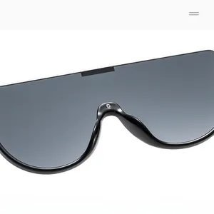 Détails de lunettes de soleil masque noires avec vis croisées métalliques décoratives