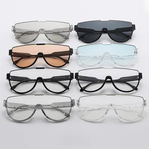 Détail montrant huit variantes de couleurs pour ces lunettes de soleil masque surdimensionnées