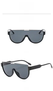 Vue de face et de profil de lunettes de soleil noires surdimensionnées à verres gris