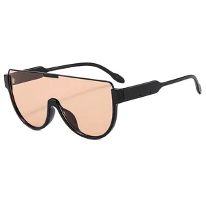 Lunettes de soleil oversize tendance avec verres ambrés et monture noire épaisse
