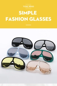 Détail de lunettes de ski oversize élégantes en six couleurs avec verres profilés modernes