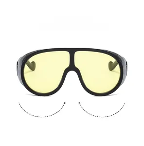 Détail des lunettes de soleil coupe-vent à large monture avec verres jaunes et cadre noir
