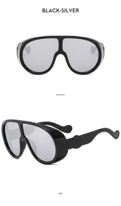 Vues de face et de côté de lunettes de soleil style ski noires avec verres miroirs argent