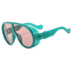 Lunettes oversize enveloppantes avec monture verte translucide et verres roses sport