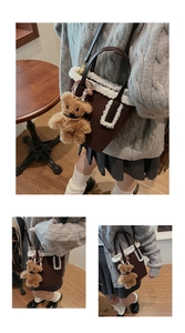 Dettaglio di una borsa a secchiello in pelle scamosciata marrone con finiture in lana
