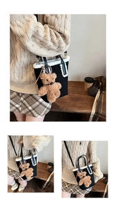 Dettaglio della borsa tote in tela nera con bordo in ecopelliccia bianca e orsetto peluche