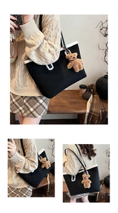 Borsa tote in tela nera con bordo in finta pelle di pecora e ciondolo a orsetto