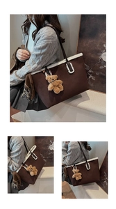 Dettaglio della borsa tote marrone con bordo in ecopelliccia bianca e ciondolo orsetto