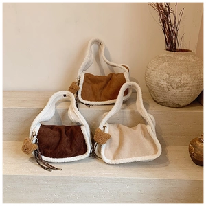 Drei Tragetaschen aus Wildlederimitat in Braun und Beige mit Lammwollbesatz im Detail