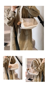 Detailansicht beige Cord-Schultertasche mit weißem Kunstfellbesatz und Herz-Anhänger