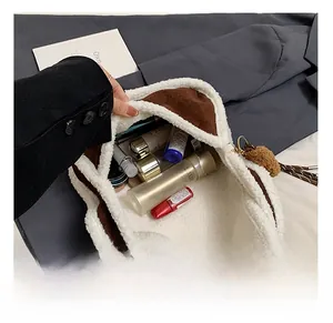 Draufsicht auf das große Innenvolumen der braunen Plüschtasche mit Hautpflegeprodukten