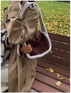 Braune Wildleder-Schultertasche mit weißem Teddyfell-Besatz und süßem Bärenanhänger