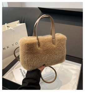 Détail du sac à main en peluche kaki avec poignée fine présenté dans une boîte cadeau