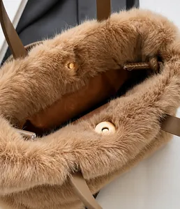 Détail du sac en peluche marron montrant le fermoir magnétique doré de haute qualité